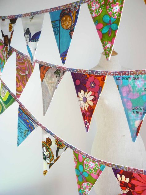 Inspiration. Bunting banner made from vintage fabrics and tea towels. Greenhouse Playhouse, Western Fabrics, Playhouse Inspiration, Diy Slinger, Boho Bunting, Bunting Ideas, Vintage Bunting, Hantverk Diy, Fun Tie