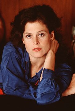 Sigourney Weaver is a Deep/Dark Autumn | ColorAlmanac.com Sigourney Weaver Young, Gorillas In The Mist, Alien 1979, Beautiful Brown Eyes, Sigourney Weaver, Aliens Movie, Tilda Swinton, Gisele Bündchen, Actrices Hollywood