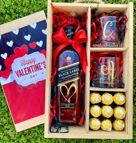 Personalized Gift Baskets, Valentines Day For Men, Gift Baskets For Men, Idee Cricut, Personalised Gifts Diy, Valentines Gift Box, Gift Box For Men, Valentine Gift For Wife, Mens Valentines Gifts