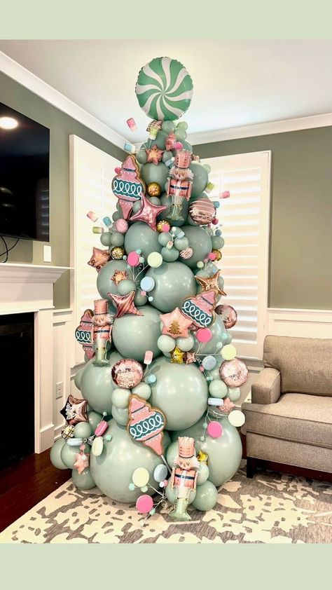 Christmas Balloon Backdrop Ideas, Macaroon Tree, Nutcracker Balloon, Gingerbread Cookie Ornaments, Balloon Christmas Tree, Balloon Base, Pastel Nutcracker, Cookie Ornaments, Pastel Christmas Decor