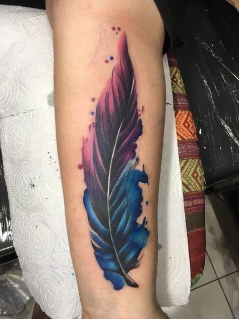 Watercolor Feather, Geniale Tattoos, Arrow Tattoos, Feather Tattoo, Music Tattoos, Feather Tattoos, Trendy Tattoos, Pretty Tattoos, Thigh Tattoo