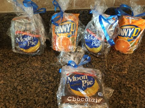 Treats for the kids on eclipse day! Solar Eclipse Treats For Kids, Solar Eclipse Treat Bags, Eclipse Snack Bags, Eclipse Party, Treats For Kids, Eclipse Of The Heart, Snacks For Kids, Weather Activities, Total Eclipse