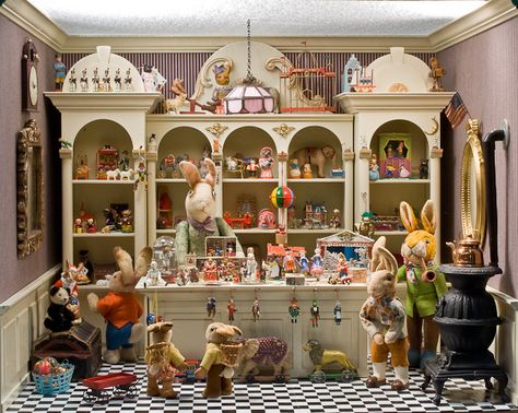 Easter Inspired vignette. This website has some really cool doll house rooms and houses. Scroll down the page once on site. Dolls House Shop, Miniature Rooms, Dollhouse Toys, Toy Shop, Miniature Houses, Mini Things, Room Box, Tiny Treasures, Doll Shop