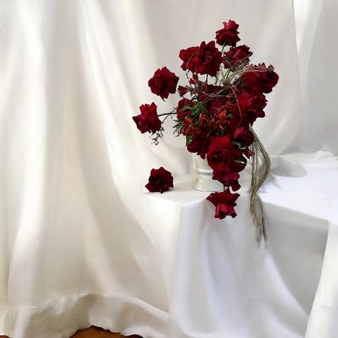 R E D • T I D E These red roses, echoing the intensity of a red tide, bring vibrant energy and dramatic beauty to any space. Perfect for spaces that aim to leave a lasting impression. Want your space to have that visual impact? Contact us and let’s bring the red tide to your special place. #cecibordas #redtide #redroses #floralart #impactfuldecor #creativeflorists #brandpresentation #rosas #rosasrojas #floralinspiration #floral #inspiredbypetals #rosepetals #flowerphotography #flowers #flo... Red Rose Arrangements, Red Tide, Wedding Edit, Brand Presentation, Rose Party, Rose Arrangements, Floral Set, Vibrant Energy, Red T