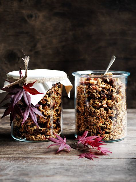 carrot cake granola Carrot Cake Granola, Cinnamon Granola Recipe, Coconut Granola Recipe, Gingerbread Granola, Donna Hay Recipes, Granola Ingredients, Cinnamon Granola, Cake For Breakfast, Donna Hay