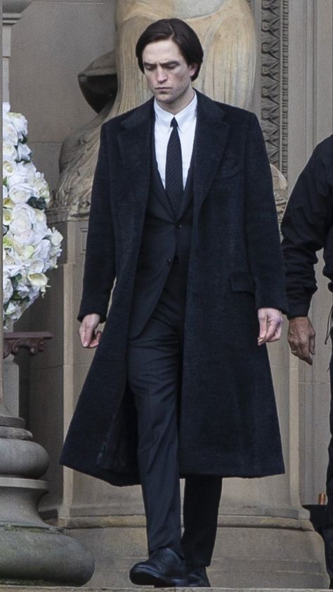 Bruce Wayne Style Outfits, Long Coat Men Outfit, Bruce Wayne Outfit Ideas, Bruce Wayne The Batman 2022, Bruce Wayne Outfit, The Batman Suit, Winter Outfits For Men, Detective Outfit, Batman 2022