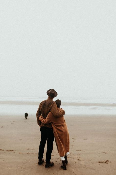 Fall Beach Couples Photos, Winter Beach Couples Photoshoot, Winter Beach Photoshoot Family, Couples Candid Photography, Winter Family Photography, Beach Couples Photoshoot, Couples Beach Photography, Beach Photo Session, Fall Beach