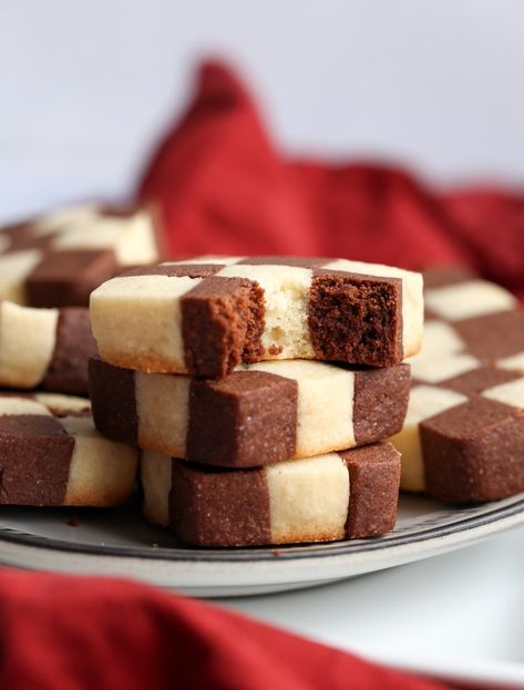 Checkerboard Cookies are whimsical butter cookies perfect when you can't decide if you want a chocolate or vanilla cookie! This is an easy cookie recipe that looks impressive and I'm showing you step by step how to make them! #cookiesandcups #checkerboardcookies #cookierecipe #blackandwhitecookies #buttercookies Healthy Cookies Recipes, Checkerboard Cookies, Jo Cooks, Healthy Cookie Recipes, Baking Recipes Cookies, Christmas Cookies Easy, Vanilla Cookies, Vanilla Chocolate, Cookies Recipes