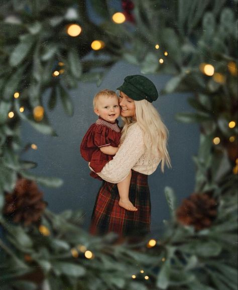 Porch Christmas Photoshoot, Baby Outdoor Christmas Photos, Outdoor Xmas Photoshoot, Seasonal Mini Sessions, Diy Christmas Pictures Family At Home, Christmas Diy Pictures, Mini Session Backdrop Ideas, Christmas Mini Sessions Set Up, Christmas Mini Sessions Outdoor Setup Simple