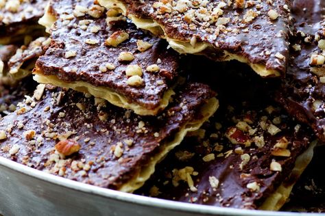 Matzo Brittle Recipe, Matzo Brittle, Passover Recipes Dessert, Passover Desserts, Brittle Recipes, Caramel Desserts, Flourless Chocolate Cakes, Passover Recipes, Flourless Chocolate