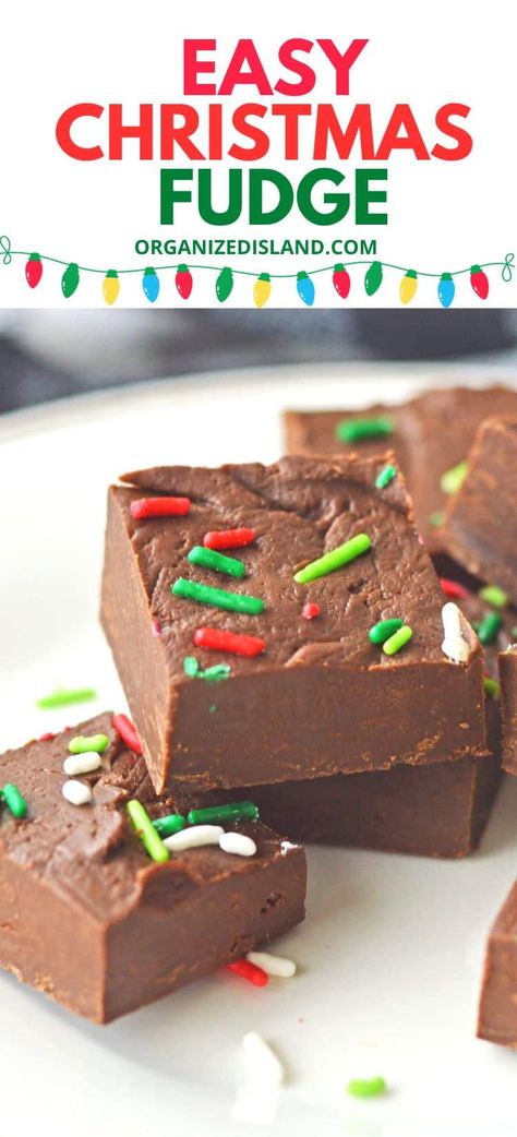 This Easy Christmas Fudge recipe comes together with just a few ingredients, the perfect holiday treat for your holiday party or as a homemade gift idea. Christmas Treats You Can Mail, Christmas Chocolate Fudge, Christmas Candy Ideas Gifts Easy Diy, Christmas Candies Homemade Easy, Thanksgiving Fudge Ideas, Traditional Christmas Candy Recipes, Easy Christmas Sweet Treats, Christmas Treats Homemade, Easy Christmas Goodies To Make