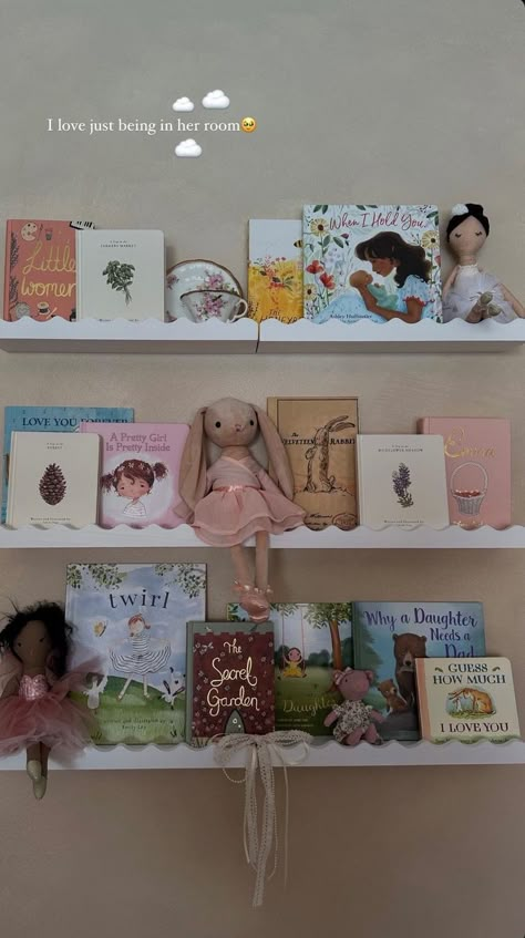 Book Area Nursery, Nursery Room Bookshelf Ideas, Nursery Book Shelf Wall Ideas, Baby Girl Bookshelf Ideas, Nursery Book Corner, Nursery Bookshelf Wall, Baby Nursery Bookshelf Ideas, Book Shelves In Nursery, Nursery Book Wall