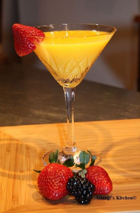 mango martini cocktail served in a crystal glass Mango Martini Recipe, Mango Martini, Martini Party, Amazing Drinks, Martini Recipe, Boston Cream, Mango Puree, Martini Recipes, Happy Hours