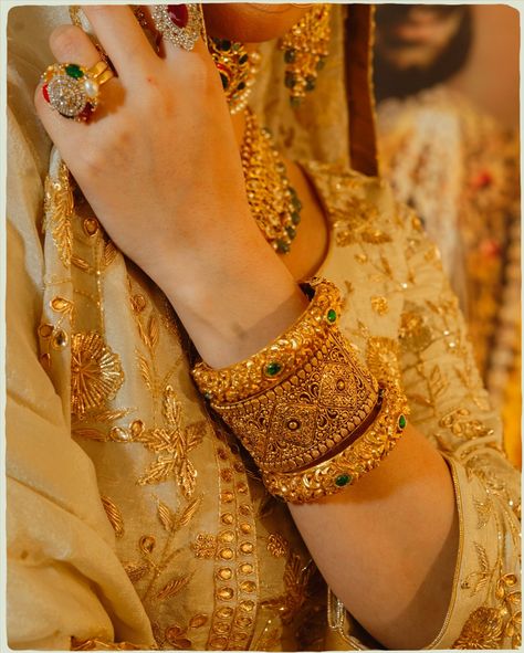 Rangat | ਰੰਗਤ A Celebration of Vibrancy and Tradition. Explore our latest jewelry collection inspired by the colorful tapestry of Punjabi culture, where every piece tells a story of beauty and heritage. ਦੁਨਿਆ ਭਰ ਦੇ ਵਿਚ ਵਸਦੇ ਪੰਜਾਬੀਆਂ ਨੂੰ ਮੇਰਾ ਤਹਿ ਦਿਲੋਂ ਧੰਨਵਾਦ 🙏🏻 Please visit SCF 12, Phase-5, Mohali for more. #goodworkmatters A S I T A G G A R W A L Outfit Partner: @savisidhu_official Shoot management: @socialgraam Photographer: @musafir_films Makeup: @rahulrazani #omjewellers #bes... Gold Kangan Design Latest, Bridal Gold Bangles, Kangan Design, Gold Jada, Gold Kangan, Punjabi Culture, Neck Pieces Jewelry, Gold Bangles For Women, Antique Gold Jewelry Indian