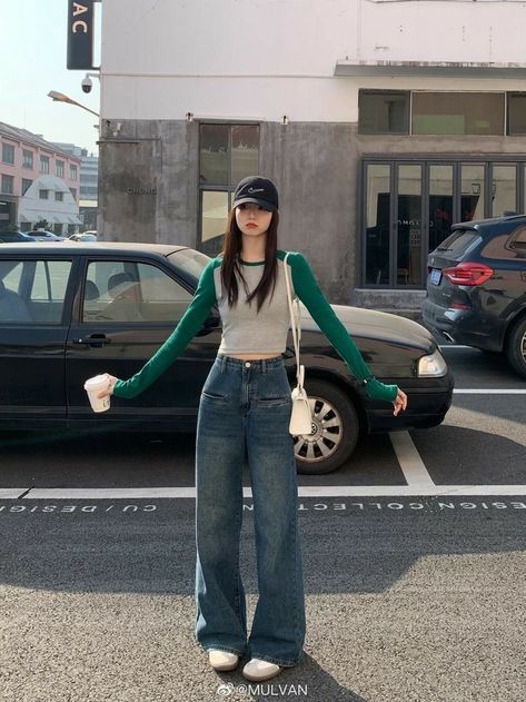 Outfit Inspo Korean Style Summer, Summer Fits Korean, Bottom Heavy Outfits, K Pop Outfits Korean Fashion Women, Kpop Casual Outfits, Korean University Outfit, Korean Street Fashion Summer, Loose Fit Jeans Outfit, South Korean Fashion