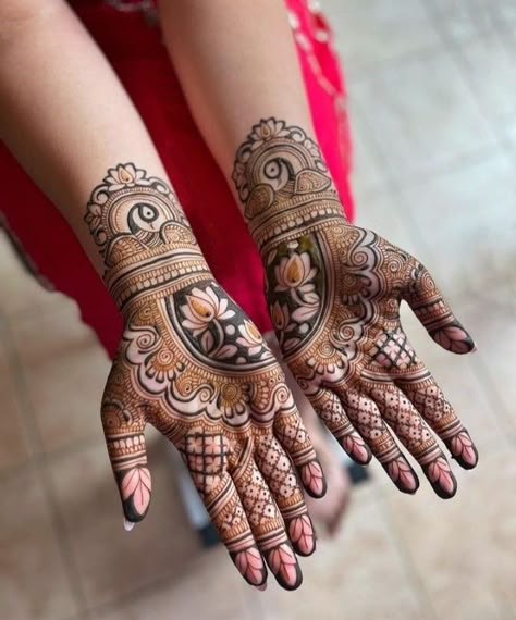 Palm Mehndi Design Indian, Simple Mehendi Designs For Engagement, Wedding Siders Outfit, Palm Hand Mehndi Designs, Half Hand Mehndi Designs, Mehendi Designs For Hands Simple Back, Semi Bridal Mehendi Design, Half Hand Mehndi Design, Henna Tattoo Design