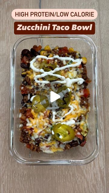 EMMA MONTGOMERY on Instagram: "Zucchini Taco Bowl  You’ll need:  4oz raw 96/4 beef 200g zucchini  65g (1/4 cup) black beans (I use no salt added) 62g (1/4 cup) corn (I use canned)  62g (1/4 cup) rotel (I use no salt added) Taco seasoning to taste  28g reduced fat shredded Mexican cheese  16g Ole El Paso queso blanco sauce  Salt, pepper, garlic powder  *optional: jalapeños   How to make:   Add beef to a pan and season with salt, pepper and garlic powder. Once brown, drain grease, then add a little water and mix in taco seasoning. Then stir in rotel. Let simmer on low heat.   Dice zucchini into chunks, spray lightly with cooking spray, then salt & pepper. Add to a skillet on medium heat. Cook 5-6 minutes, until slightly softened.   Drain and rinse the corn and black beans then add to the zuc Zucchini Taco Casserole, Zucchini Taco Bowl, Zucchini Taco Bowls, Taco Bell Macro Friendly, Macro Friendly Zucchini Recipes, Mexican Beef Zucchini Skillet, Macro Meal Plan, Chicken Crockpot Recipes Easy, Taco Bowls