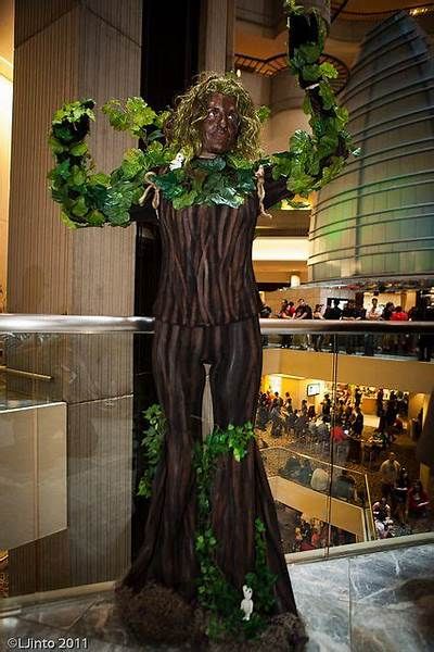 Apple Tree Costume Wizard Of Oz, Jungle Costume Ideas, Jungle Inspired Outfit, Treebeard Costume, Tree Costume Woman, Tree Costume Ideas, Nature Costume Ideas, Tree Costume Diy, Tree Halloween Costume