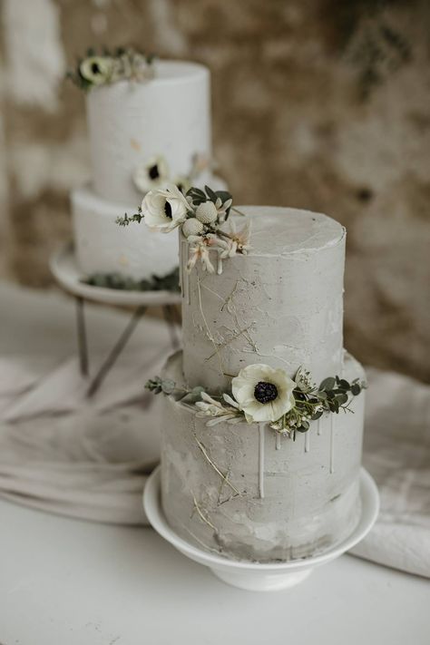 Modern concrete style wedding cake Concrete Wedding Cake, Decorated Desserts, Concrete Wedding, Wedding Cake Centerpieces, Wedding Cake Options, Black Wedding Cakes, Traditional Wedding Cake, Baking Art, Fresh Flower Cake