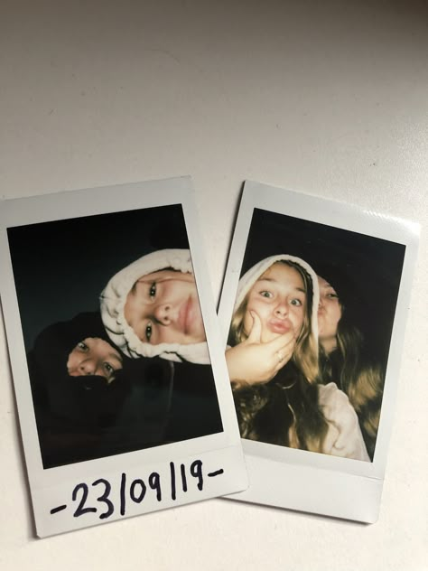 Aesthetic Polaroid Pictures With Friends, Polaroid Of Friends, Polaroid Pictures With Best Friend, Cute Poloroid Pictures Ideas Friends, Polaroid Pictures Aesthetic Friends, Bestie Polaroid Pictures, Best Friend Polaroid Pictures Aesthetic, Cute Polaroid Pictures With Friends, Polaroid Friends Aesthetic