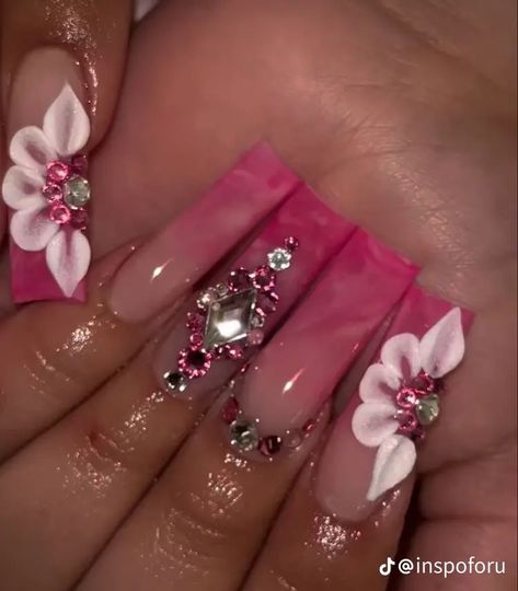 Ombre Acrylic Nails With 3d Flower, Pink Rose Acrylic Nails, Fuchsia Acrylic Nails, Fuchsia Nails Ideas, Birthday Set Nails Medium, Hot Pink Quince Nails, Fuchsia Nails Acrylic, Buchi Fresa Nails, Pink Mexican Nails