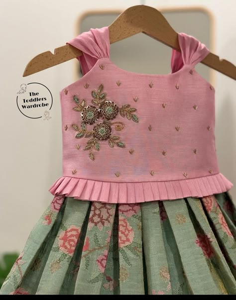 Traditional Baby Dresses, Long Frocks For Girls, Pretty Dresses For Kids, Frocks For Babies, Kids Dress Collection, Kids Blouse Designs, Kids Blouse, Kids Frocks Design, Baby Girl Dress Design