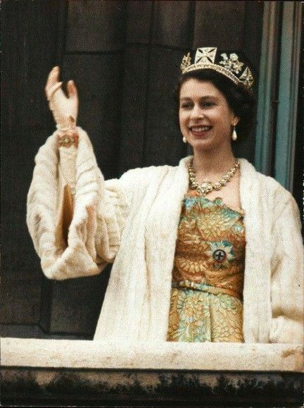 Elisabeth 2, Ratu Elizabeth, Vera Lynn, Young Queen Elizabeth, Royal Houses, Royal Jewellery, Rainha Elizabeth Ii, Iconic Beauty, Hm The Queen