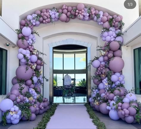 Purple Balloon Arch With Flowers, Balloon Backdrop Ideas Graduation, Enchanted Balloon Garland, Purple Balloon Arch, Floral Balloon Garland, Purple Balloon Garland, Lavender Balloons, Lilac Balloons, Decor Balloons