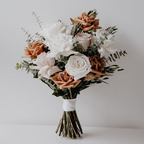 White And Rust Wedding Bouquet, Bronze Wedding Bouquet, Boho Rust Wedding Bouquet, Rust Wedding Flowers Bouquet, Fall Simple Wedding Bouquets, Rust And White Wedding Flowers, Elegant Fall Bouquet, Wedding Bouquets Fall Simple, Real Flower Bouquet Wedding Fall