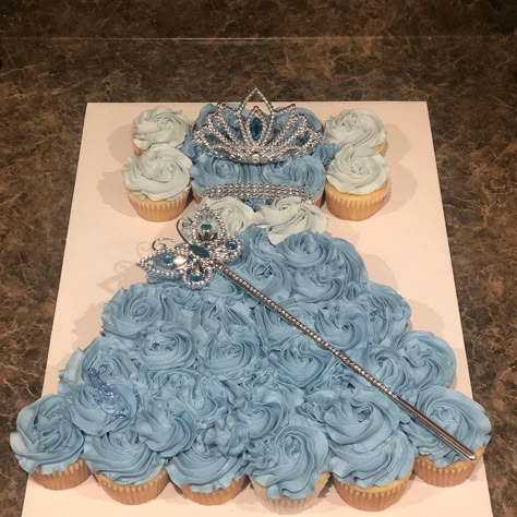 Cinderella cupcake cake ! Princess cupcake cake! Cinderella Pull Apart Cupcakes, Princess Birthday Cupcake Cake, Diy Cinderella Cake, Cinderella Smash Cake First Birthdays, Cinderella One Year Old Party, Cinderella Birthday Party Decorations Diy, Diy Cinderella Birthday Party Ideas, Cinderella 1st Birthday Party Ideas, Disney Princess Cupcake Cake