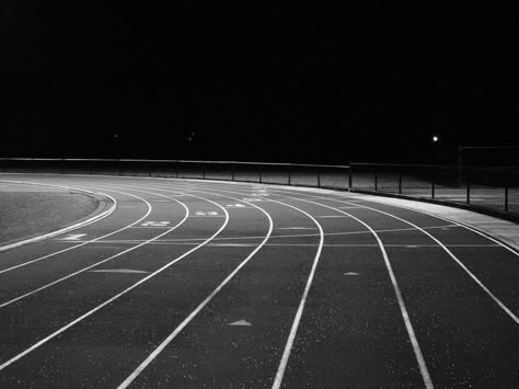 Black And White Sports Aesthetic, Black And White Sports Photography, Track Runner Aesthetic, Photo Black White, Track Pictures, Advanced Typography, Blur Photography, Art Sport, Art Night