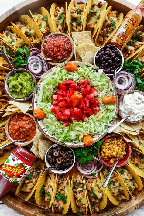 Tacos Salad, Salad Party, Making Tacos, Dinner Board, Easy Taco Recipes, Taco Dinner, Mini Tacos, Taco Recipe, Mexican Dinner