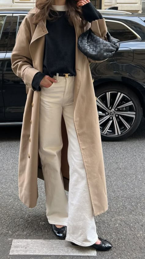 Tan Overcoat Outfits Women, Ecru Coat Outfit, Aesthetic Trench Coat Outfit, Beige Jeans Outfit Fall, 2024 Old Money Style, Rainy London Outfit, Long Tan Coat Outfit, Outfits For Italy In October, Ecru Outfit