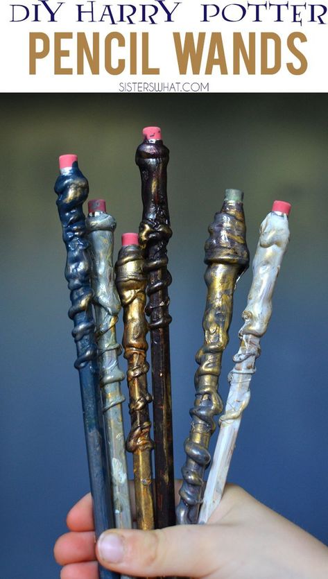 These DIY Harry Potter pencil wands made out of Hot glue and pencils are perfect for kids to make Harry Potter Pencil Wands, Pencil Wands, Harry Potter Motto Party, Harry Potter Weihnachten, Harry Potter Activities, Harry Potter Wands, Harry Potter Day, Classe Harry Potter, Harry Potter Christmas Decorations