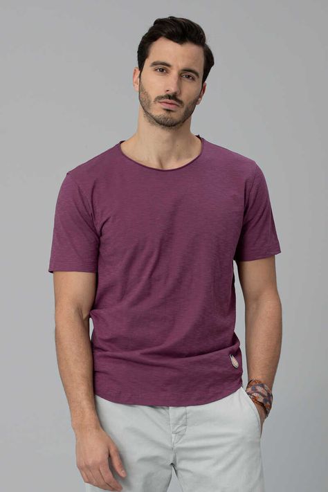 Purple Tshirt Outfits Men, Purple Tshirt Outfits, T Shirt Photoshoot, Shirt Photoshoot, Casual Outfit Summer, Purple Tshirt, Stylish Men Wear, Smart Casual Menswear, Shirt Outfits