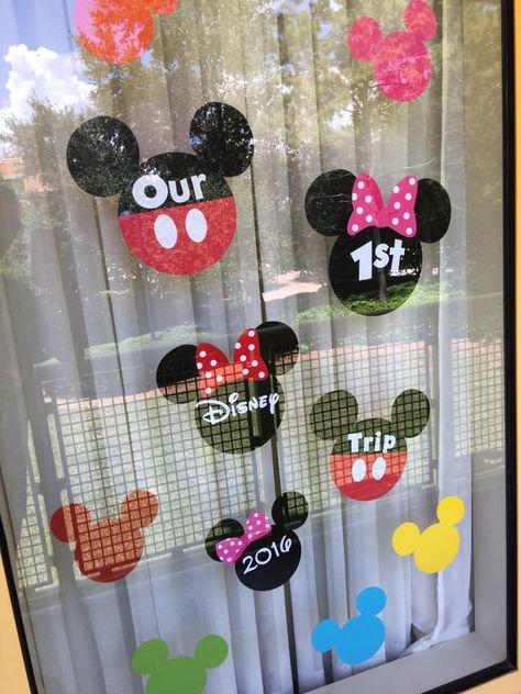 Disney Window Decoration, First Trip To Disney, Disney Room, Carnival Ideas, Disney Room Decor, Kids Carnival, Disney World Vacation Planning, Disney World Outfits, Disney Rooms