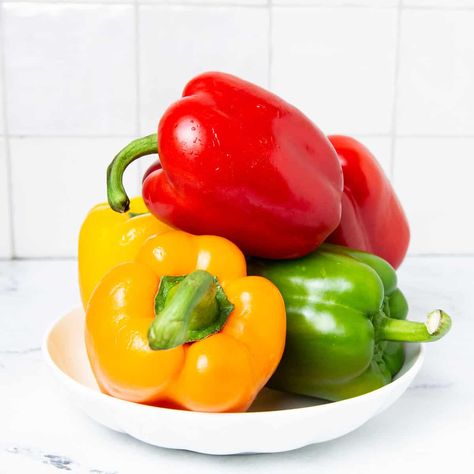 Discover how to store bell peppers to keep them fresh and deliciously crisp for longer. These crisp, crunchy vegetables are always tasty. How To Store Bell Peppers, How To Keep Bell Peppers Fresh Longer, How To Freeze Bell Peppers Green, When To Harvest Bell Peppers, Grow Bell Peppers From Scraps, Crunchy Vegetables, Green Peppers, Green Bell Peppers, How To Store