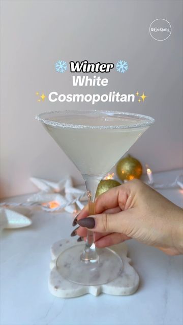 Snowglobe Cocktail, White Cosmopolitan Recipe, Christmas Cosmo, Winter White Cosmo, Christmas Cosmopolitan, 2024 Cocktails, White Cosmopolitan, Fruity Rum Drinks, Cosmopolitan Drink