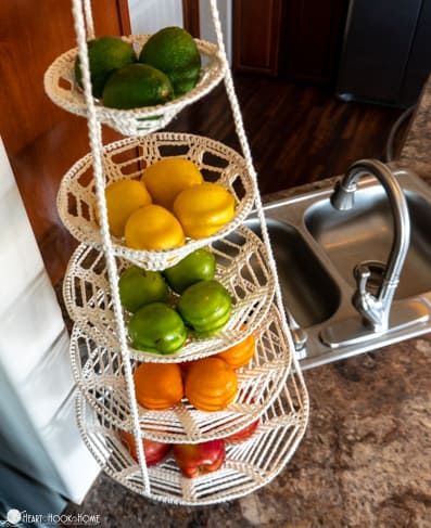 Crochet Plant Hanger, Hanging Fruit Baskets, Crochet Fruit, Crochet Wall Hangings, Crochet Plant, Crochet Basket Pattern, Crochet Kitchen, Crochet Home Decor, Fun Crochet Projects