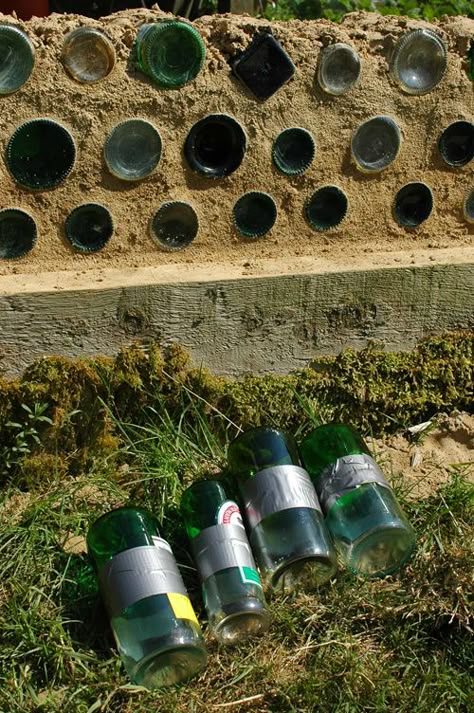 Bottle Bricks, Glass Bottle Wall, Earthship Biotecture, Earth Ship, Casa Hobbit, Wine Bottle Wall, Earth Bag Homes, Advantages Of Solar Energy, Eco Buildings