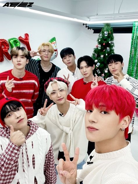 Funny Christmas Wallpaper, Bts Christmas, Pirate Kids, Xmas Wallpaper, Christmas Wallpaper Backgrounds, Friends Gif, Solo Pics, Christmas Mood, Christmas Aesthetic