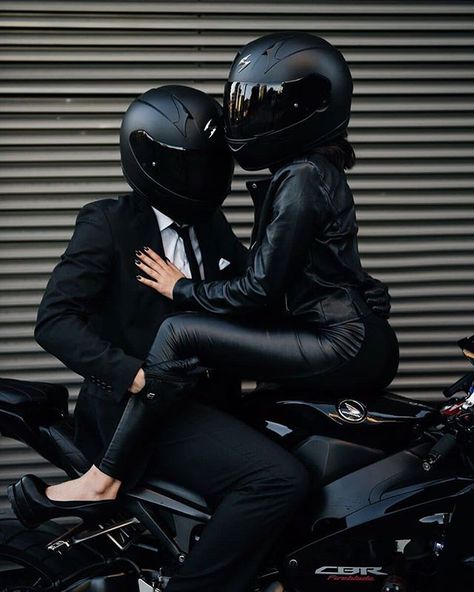 🇹🇷❤️ RiderOfLovee ❤️🇹🇷 sur Instagram : ❤ Love Tag ❤ ✅ @azzzhara13 _________________________________________________ @dgstickers ⬅ @motovizyon⬅ @cyclelaw ⬅ @superbikesgram… Motocross Couple, Motorcycle Couple Pictures, Bike Couple, Biker Couple, Motorcycle Couple, Image Moto, Biker Photoshoot, Motorcycle Aesthetic, Biker Aesthetic