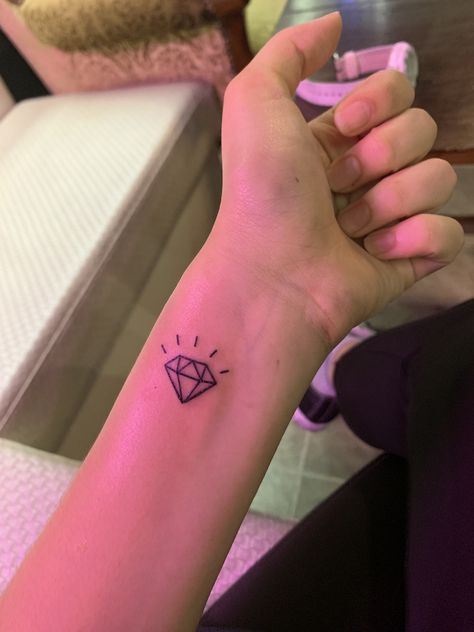 Diamond Tattoo Minimalist, Tattoo Ideas Diamond, Diamond Tattoo Designs For Women, Seventeen Tattoo Ideas, Diamante Tattoo, Kendall Tattoo, Diamond Finger Tattoo, Small Diamond Tattoo, Small Dope Tattoos