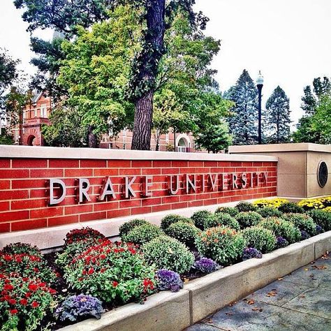 The newly completed sign at the eastern edge of campus. Photo by Jack Hellie, a student photographer in the Drake Photo Bureau. #DrakePOTD Drake University Aesthetic, Drexel University Aesthetic, Dalhousie University Aesthetic, Northwestern University Aesthetic, Deakin University Burwood, Drake Photos, Drake University, Dream College, University Campus