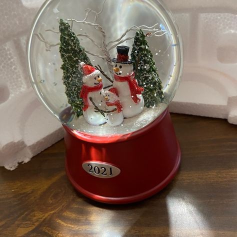 Musical snow globe new Snow Globe Aesthetic, Xmas Snow Globes, Xmas Snow Globe, Musical Snow Globes, Snowman Family, Snow Globe, Christmas Collection, Be Great, The Snow