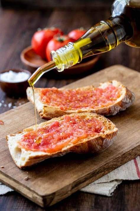 Spanish Dinner, Easy Spanish Recipes, Spanish Tapas Recipes, Tapas Party, Spanish Appetizers, Pizza Fritta, Pasta Per Pizza, Best Tapas, Tomato Bread