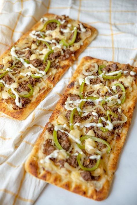 Philly Cheesesteak Flatbread, Cheesesteak Flatbread, Cheesesteak Sandwiches, Flatbread Pizzas, Fingerfood Party, Bread Pizza, Philly Cheesesteak, Pizza Recipes Homemade, Flatbread Pizza