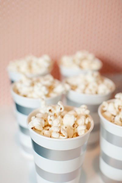 Party silver and white popcorn cups White Party Food Ideas, Fingerfood Baby, Popcorn Cups, White Party Decorations, Snack Station, White Popcorn, Fingerfood Party, Birthday Drinks, All White Party