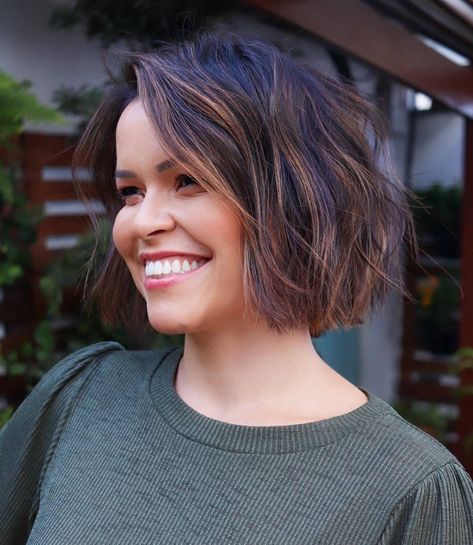 Chin-Length Wispy Shaggy Bob Short Layered Bob With Bangs Round Face, Women's Bob Hairstyles, Women’s Chin Length Haircut, Chin Length Bob No Layers, Shaggy Bob Chin Length, Chin Length Haircuts For Straight Hair, Thick Hairstyles Short, 2023 Shaggy Bob, Chin Length Womens Haircuts