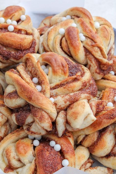 Swedish-cinnamon-buns-featured Swedish Cinnamon Buns, Cinnamon Bun Recipe, Cinnamon Roll Dough, Swedish Dishes, Sweet Dough, Quick Breakfast Recipes, Scandinavian Food, Cinnamon Rolls Homemade, Swedish Recipes